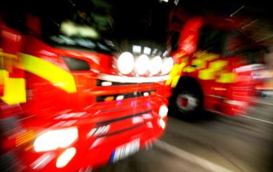 Under fredagskvällen körde en personbil in i ett mitträcke och sedan in i en lyktstolpe på riksväg 34. 
