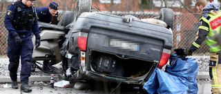 Bil voltade efter polisjakt i Skiftinge