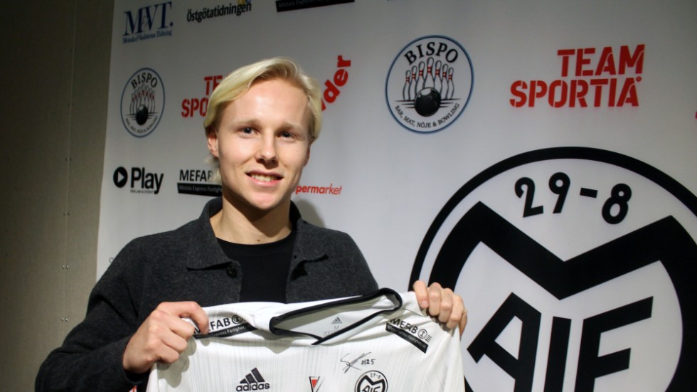 Simon Karlsson är stolt över att ha signat på för en fortsättning i Motala AIF. Lagkaptenen kan också få en nygammal lagkamrat då Andreas Borg åter är aktuell för klubben.