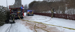 Spår i snön runt brunnen stuga