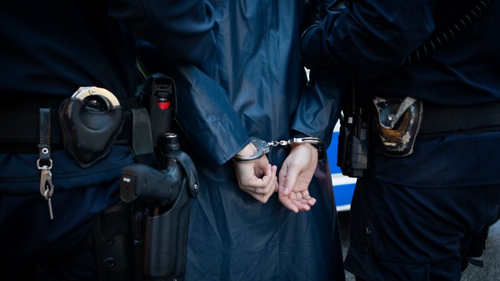Polisen fick avlägsna mannen med kniv.