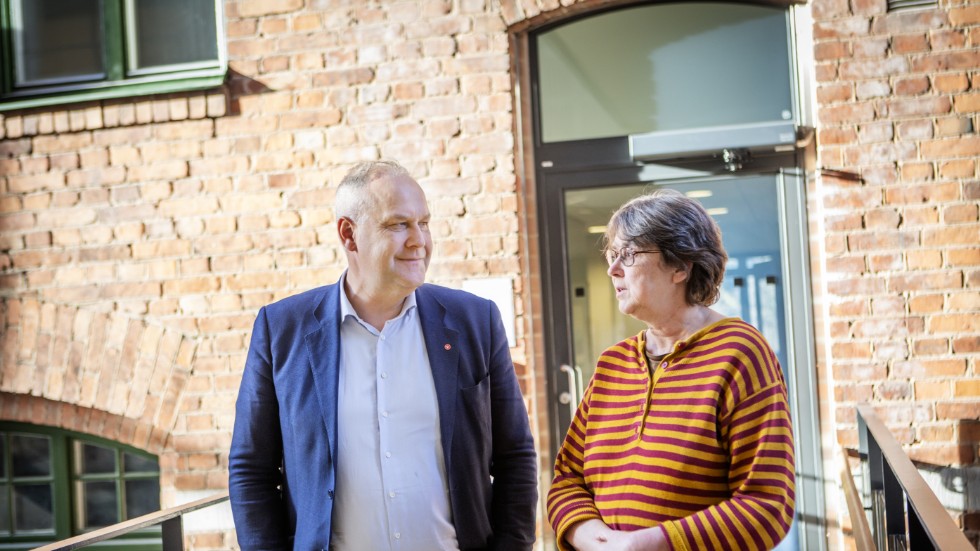 Partiledaren Jonas Sjöstedt (V) i samspråk med partiets mest kända politiker på ön, Brittis Benzler.