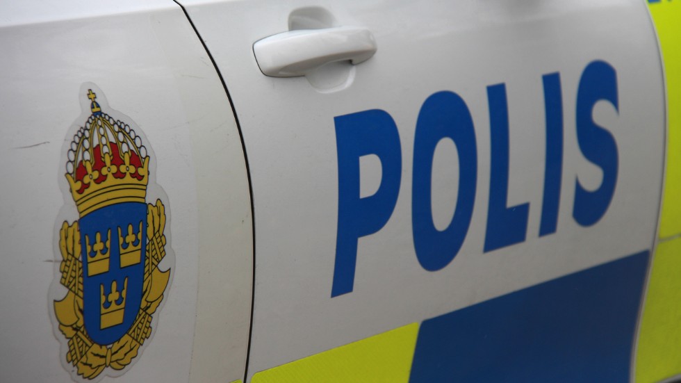 Polisen kunde konstatera att minst två bilar utsatts för skadegörelse.