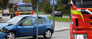 Två bilar i kollision i korsning