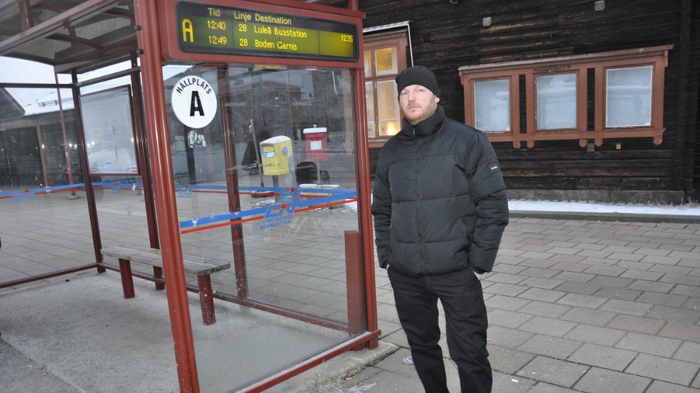 Dagen efter mordet har någon tänt ljus vid busshållsplatsen där en 19-åring mördades." Jag försökte hjälpa honom men killen var för svårt skadad", säger ögonvittnet Roger Olsson.