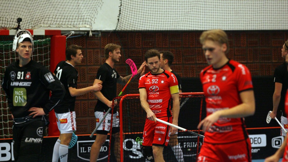 Solfjäderstadens spelare Malte Tjerngren, John Fransson och Jacob Larsson deppar när Hovslätt gör ett av sina mål i den första perioden. Solfjädern var på väg tillbaka in i matchen, men tappade igen på slutet och förlorade.