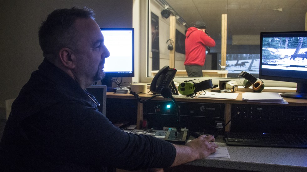 Från kontrollrummet styr Krister Berggren vilka videosekvenser som visas på duken. 