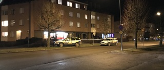 Polis spärrade av butik efter rån