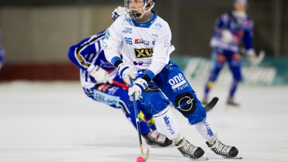 Viktor Spångberg gjorde mål och blev utsedd till matchens lirare i Finspång när han spelade sin första match på nära tio månader.