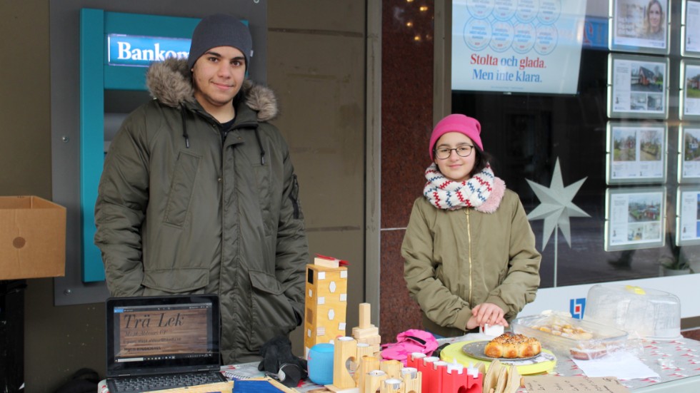 Majd Aldouri och Nour Kachach delar bord och säljer saker tillverkade i trä och bakverk. 