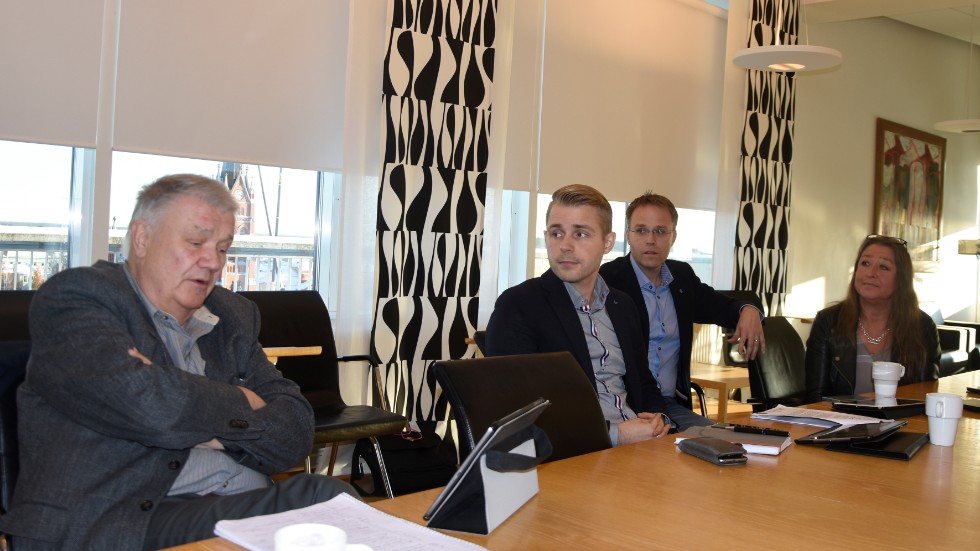 Partierna i Samverkan Luleå vill sänka kommunalrådens arvoden. Här syns gruppledarna Dan Ankarholm (SJVP), Thomas Söderström (L), Samuel Ek (KD) och Carola Lidén (C).