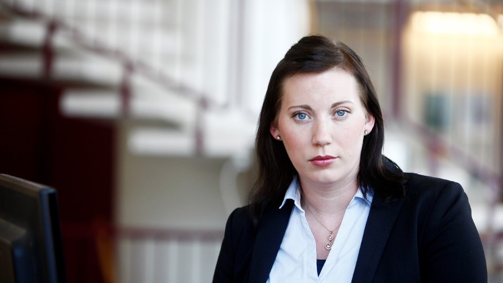Maria Ehrnfelt (M) är barn- och utbildningsnämndens ordförande. Hon tror att skolnedläggningarna till viss del kan ha påverkat den negativa betygsutvecklingen, men säger också att det finns fler faktorer.