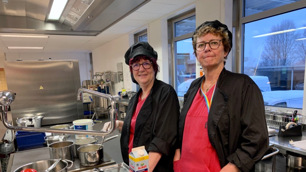 Kerstin Johansson och Gunilla Holmberg har en oviss framtid när köket vid Piteå sjukhus riskerar att läggas ner.. "Vårdavdelningarnas personal kommer att få mer att göra".