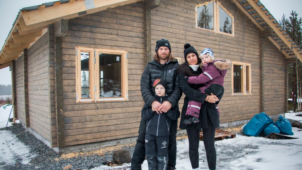 Familjen planerar att flytta in i sitt timrade drömhus under våren. 