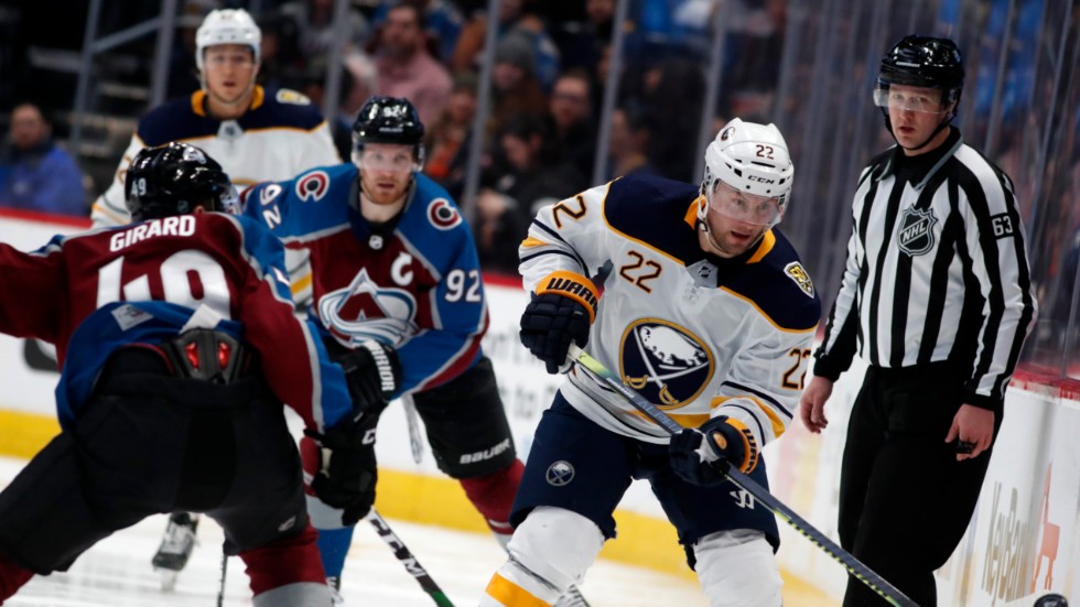 Johan Larsson (nummer 22) tangerade sitt poängrekord i NHL när han gjorde en assist mot Colorado under onsdagskvällen. 