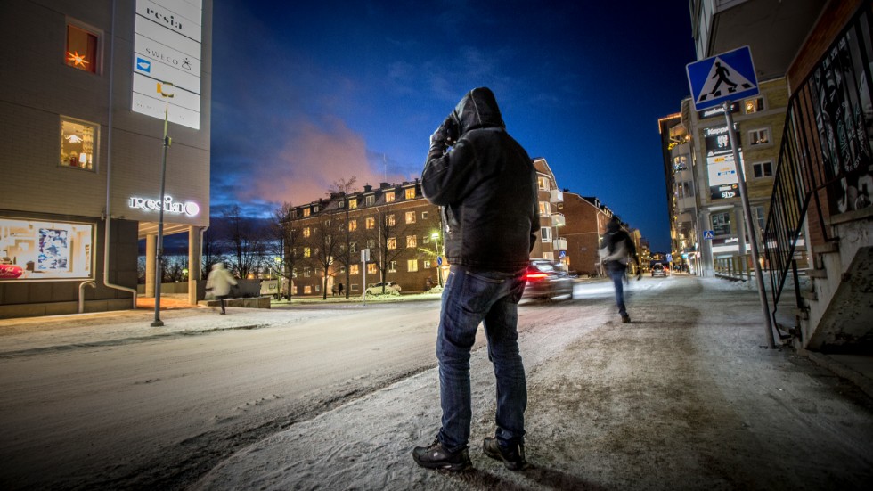 Den misshandlade mannen tycker att fler bör visa civilkurage när någon utsätts för våld. "Jag blev chockad när alla försvann", säger han.