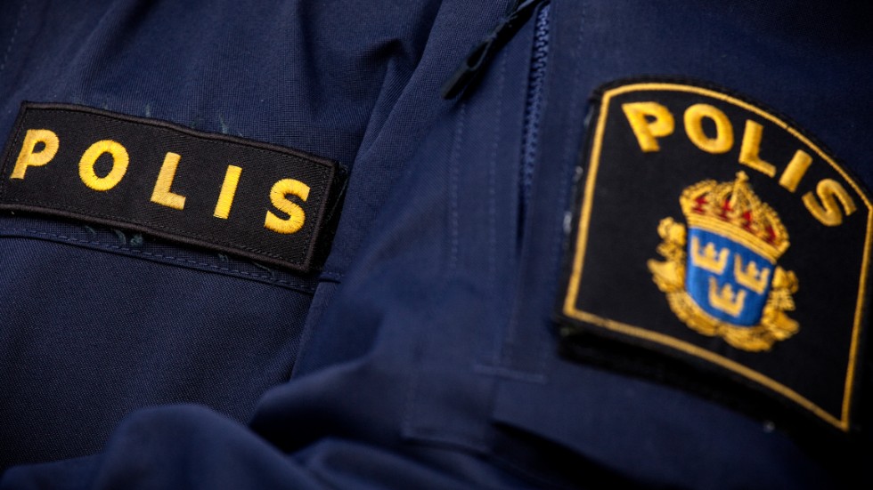Polisen fortsätter att varna, framför allt äldre, för bedragare i cornavirusets spår. (Arkivbild)