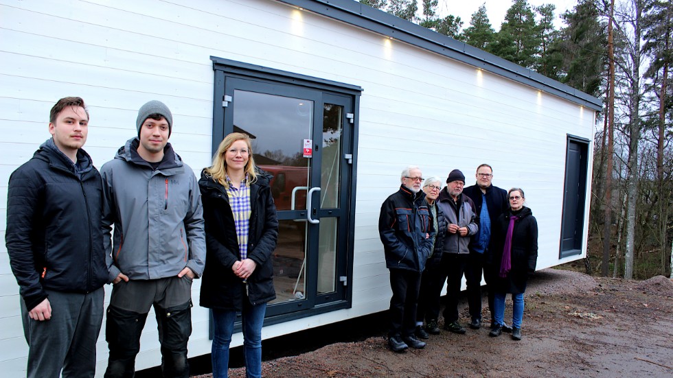 Gänget till vänster (Emil Olsson, Edvin Johansson och Emma Falk) jobbar för att gänget till höger (Kjell Svensson, Maritha Lindquist, Ingvar Karlsson, Mikael Stridd och Märtha Jonsson) så få sin efterlängtade affär i Askeby. Men innan den ens öppnat har det blivit bråk.