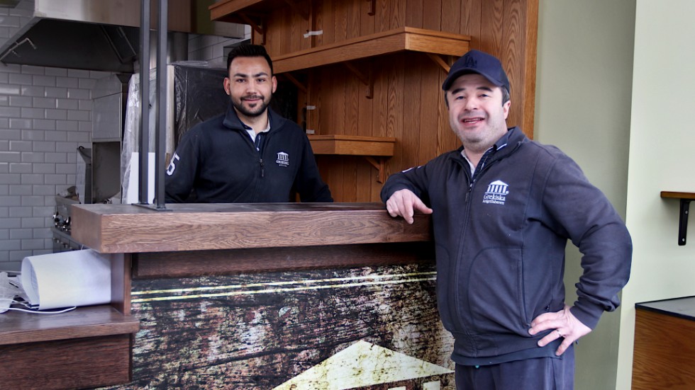 ”Enköping och hela Mälardalen är en intressant marknad för oss. Vi tror att det finns utrymme för en grekisk restaurang i Enköping” säger Daod Kass Yosef (th), projektledare för Enköpingsrestaurangen här med restaurangchef Safwan Aladdullah.