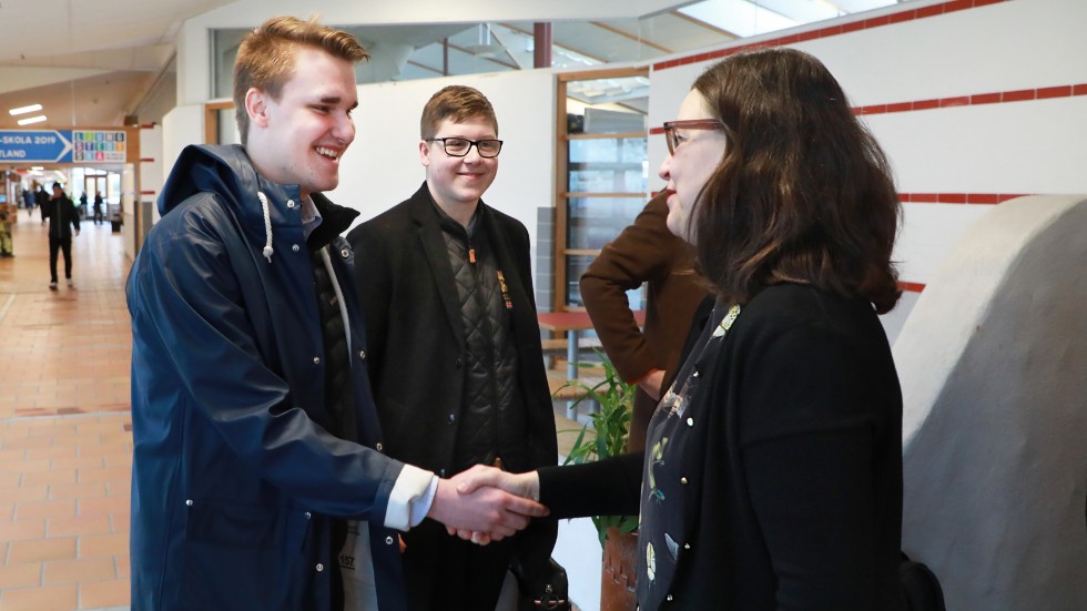 - En viktig sak du gjort här, säger utbildningsminister Anna Ekström (S) till Rasmus Westlund som kämpat för ett namnbyte på särskolan i sex år. I mitten Arvid Engback som kämpar tillsammans med Rasmus.