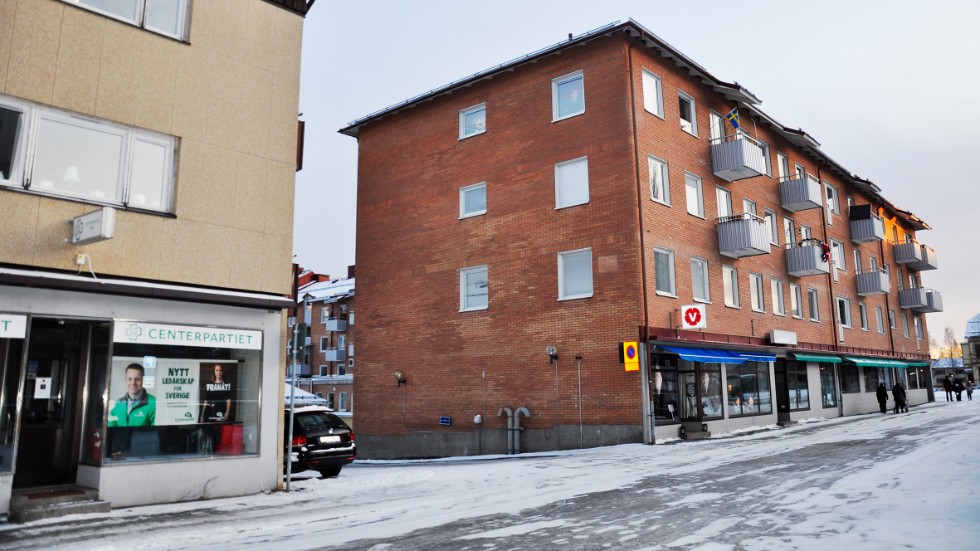 Här mellan gången där Vänsterpartiets partilokal ligger blev ebn 87-årig kvinnan rånad av två unga personer på lördagskvällen i Boden. Rånet är polisanmält.