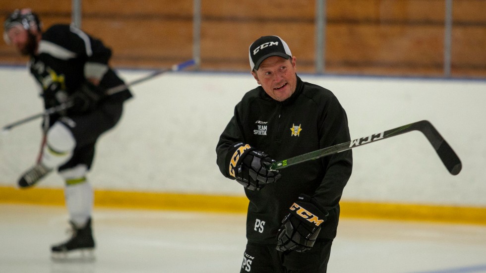 Patrik Söderlund, tränaren, lotsade sitt lag in i fortsättningstrean på söndagskvällen i Iverhallen. Det blev en tuff match mot Taif Löfstad från Tranås. Till slut vann Maif i omstarten.