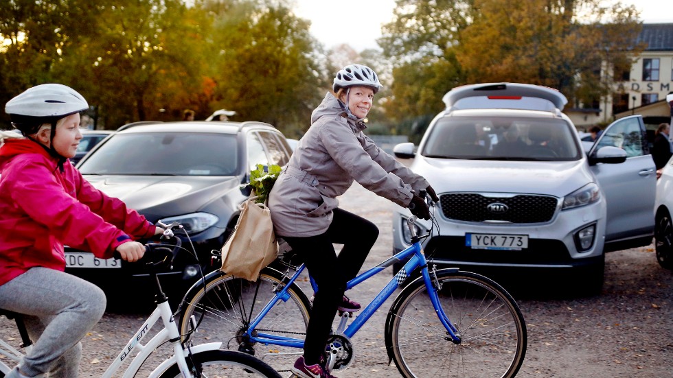 Annica Selegård har hämtat ut veckans grönsakskasse från Mylla andelsjordbruk i Näshulta.