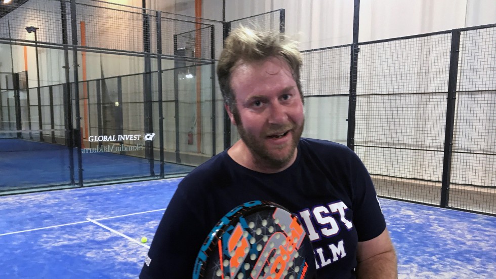Kristofer Vestergaard har som många andra hittat till padelsporten som haft en sanslös boom i hela Östergötland i år. Innebandytränaren är också på väg tillbaka till ettan, nu med Bergs IK.