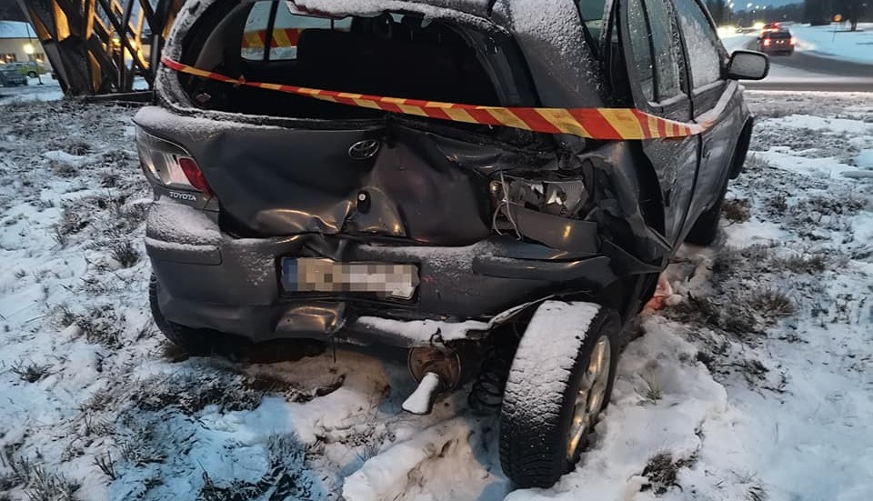 Bilen som blev påkörd blev kraftigt demolerad vid olyckan.