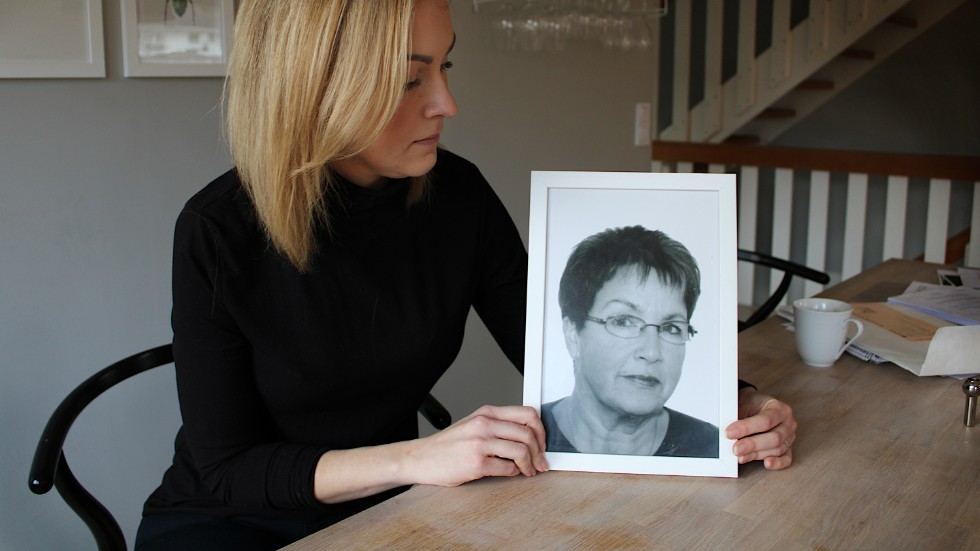 Maria Nilsson minns sin mamma Carina som snäll, glad och sprallig. Nu har IVO konstaterat att kommunen brustit i sin omvårdnad av Carina Nilsson. 

– Ingen tog riktigt ansvar, säger Maria.