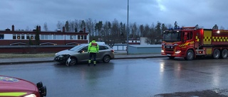 Bil kraschade in i stolpe vid förskola