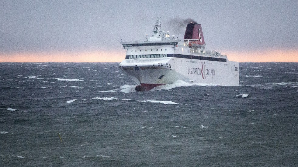 SMHI varnar för hårt väder till sjöss.