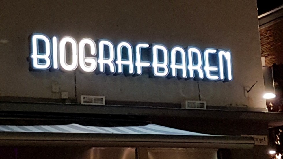 Biografbaren har under tre år i rad inte betalat in avgifter och skatter i tid vid 17 tillfällen, skriver 
Geerth Gustavsson, ordförande miljö- och räddningstjänstnämnden.
