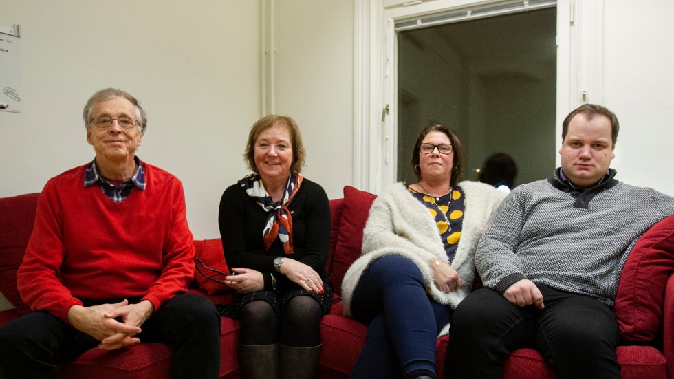Anders Andersson (V), Marianne Walter (S), Jessica Björk (S) och Elias Hallén (MP) vill att man ska ta ett politiskt beslut angående matserveringen i dagstugorna.