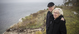 Delar av deras tomt rasade ner på stranden