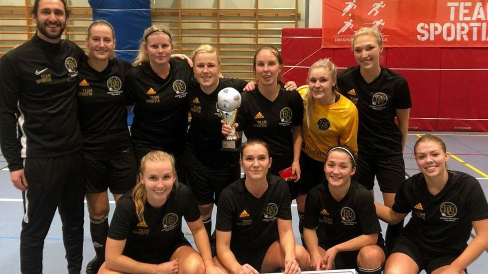 Dribbla Uniteds spelare och ledare jublar efter segern i Kristberg cup, med pokal och prischeck på 3 000 kronor. 2-1 blev det i finalen mot Boren.