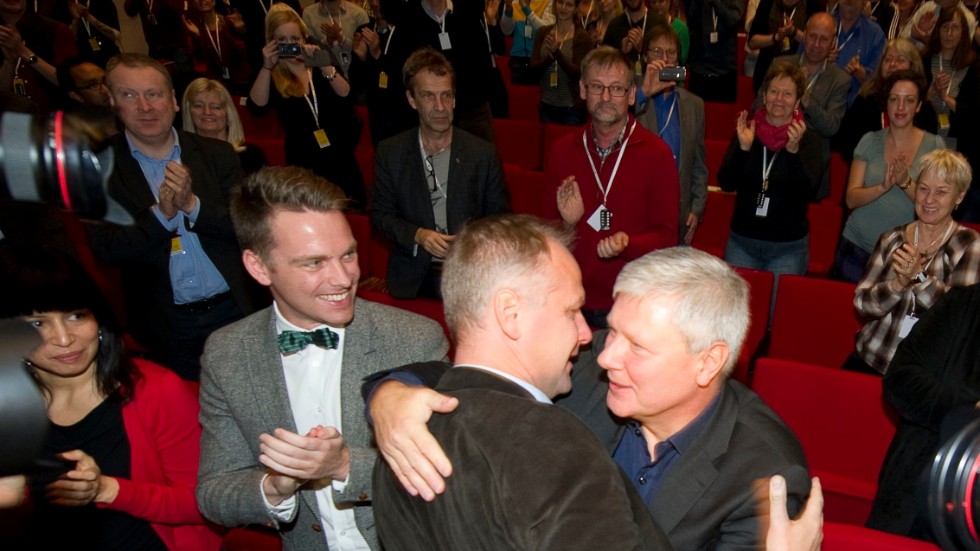 Jämfört med företrädaren Lars Ohly stod Jonas Sjöstedt för en senkommen rörelse bort från det kommunistiska arvet inom Vänsterpartiet.