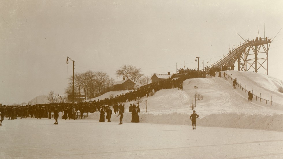 Hoppbacken i Idrottsparken cirka 1910. Okänd fotograf. Ur Norrköpings stadsarkivs samlingar.