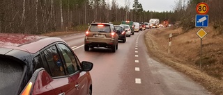 Lastbil hamnade i diket på väg 34