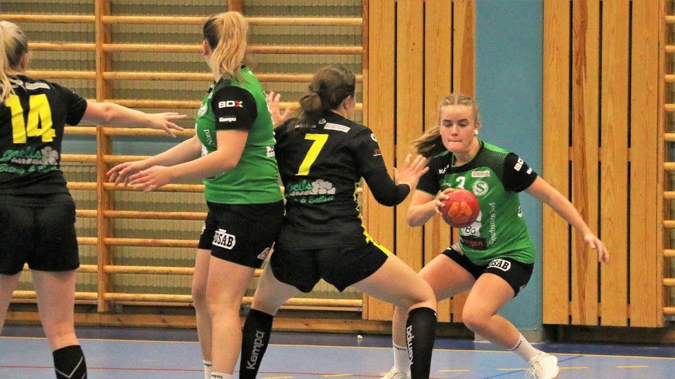 Tova Bergman, på bilden med bollen, var med sina sju mål Strömnäs främsta målskytt i matchen mot Östersund.
