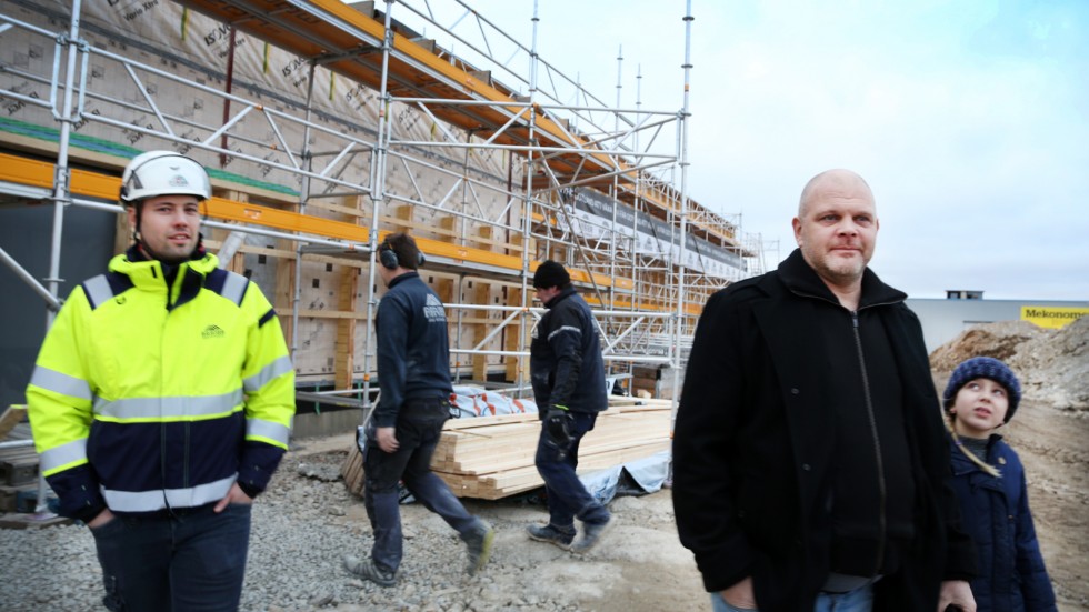 Fredrik Karlsson, butikschef, och Marcus Eriksson, platschef på Arriba som svarar för bygget. Rekryteringen av butikspersonal, 15 till 20 personer, börjar i mars och till sommaren ska butiken öppna.