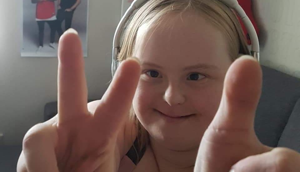 Maja är väldigt bestämd av sig, men nu har kändisarna övertalat henne om att det faktiskt är bäst att sova på natten och ta hand om sig om man vill vara artist.