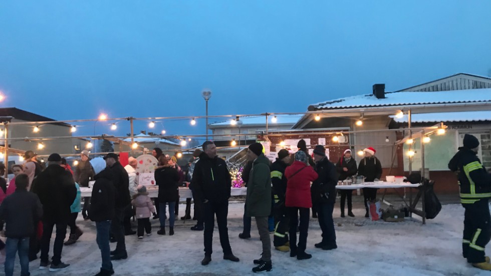 Julmarknaden är av tradition ett tillfälle att träffas och prata en stund samtidigt som man tar det av utbudet som finns.