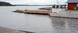 Slog på kvinnas bil med järnrör