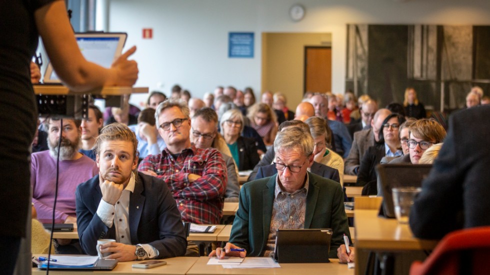 Stefan Nypelius (C), ordförande i barn- och utbildningsnämnden, på måndagens regionfullmäktige i Visby.