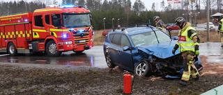 Lastbil och personbil i olycka