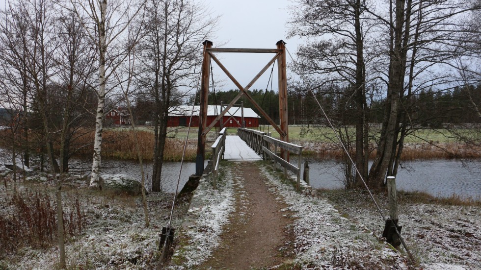 Att gå över spången är en uppskattad promenadväg i Järnforsen som politikerna nu vill göra lite säkrare.