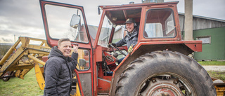 Politikern som kör traktor och bygger robotar