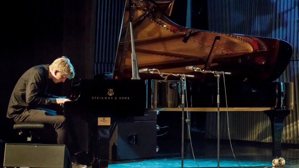 Emil Ingmar ger ut sin debutskiva på kvalitetsbolaget Prophone Records, vilket bland annat garanterar en bra distribution av cd:n.