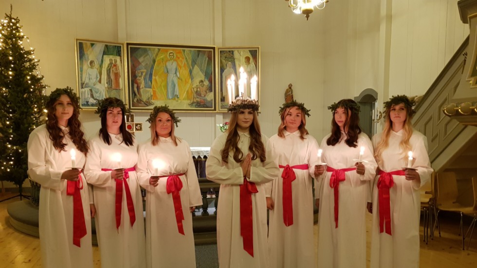 Lucia Lisa Lundkvist med sina tärnor skapade en stämningsfull kväll i Älvsby kyrka.